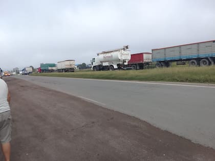 Los camiones están en los accesos a los puertos y rotondas