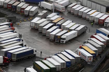 Los camiones están estacionados a lo largo de la autopista M20, donde el tráfico de mercancías se detiene mientras el puerto de Dover permanece cerrado, en Ashford, Kent, Inglaterra
