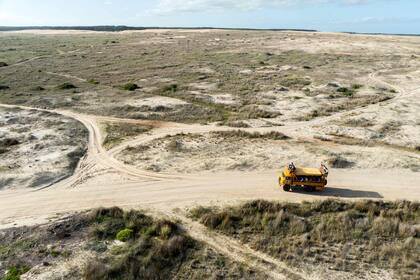 Los camiones todoterreno tienen que atravesar un campo de dunas para ingresar a Cabo Polonio.