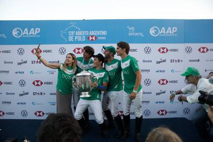 Los campeones 2021 y la selfie con mamá Camila Cambiaso