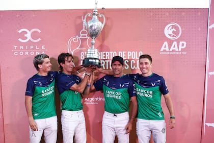 Los campeones de Hurlingham y Tortugas estaban en reunión de equipo cuando se produjo la explosión: Jeta Castagnola, Poroto Cambiaso, Adolfo Cambiaso y Barto Castagnola