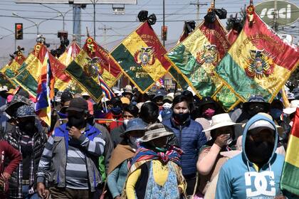 Los campesinos e indígenas bolivianos, partidarios del ex presidente boliviano Evo Morales, participan en una protesta contra un segundo aplazamiento de las elecciones generales debido a la pandemia de coronavirus, en El Alto, Bolivia, el 28 de julio de 2020
