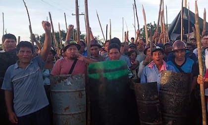 Los campesinos partidarios de Evo Morales están armados con palos de madera