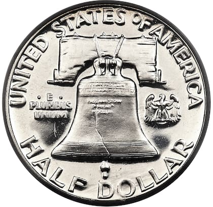 Los campos muestran un matiz plateado tenue, pero claro, con solo unas pequeñas manchas blancas visibles al observarlo de cerca, y el contraste es tan innegable como su atractivo visual