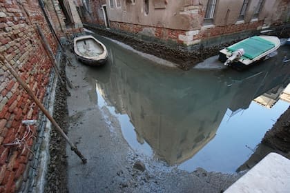 Los canales de Venecia están prácticamente vacíos (ANSA/ANDREA MEROLA)