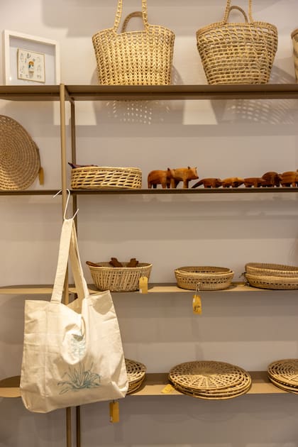 Los canastos, el bolso de tela y los individuales están hechos artesanalmente por Jessica y los animalitos de madera, por Nancy Benito Coronel, artesana del Chaco.