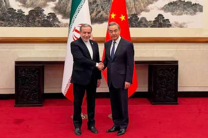 Los cancilleres de Irán, Abbas Araghchi, y China, Wang Yi, reunidos en Pekín el 6 de mayo pasado