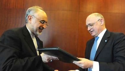 Los entonces cancilleres de Irán y la Argentina, firmando el Memorándum de entendimiento