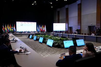 Los cancilleres sudamericanos asisten a la cumbre anual del bloque comercial Mercosur en el Centro de Convenciones Conmebol en Luque, Paraguay, el miércoles 20 de julio de 2022