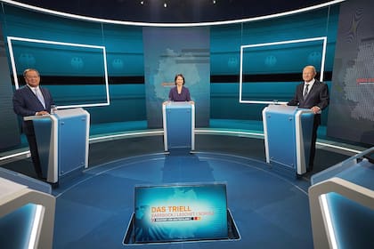Los candidatos a canciller de Alemania, Armin Laschet (izquierda), Annalena Baerbock y Olaf Scholz durante un debate en un estudio de televisión en Berlín