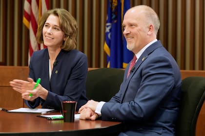 Los candidatos a la Corte Suprema de Wisconsin Brad Schimel y Susan Crawford antes de un debate.