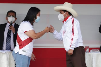 Los candidatos a la presidencia de Perú, Keiko Fujimori, izquierda, y Pedro Castillo chocan puños a manera de saludo al final del debate presidencial, en Chota, Perú, el sábado 1 de mayo de 2021