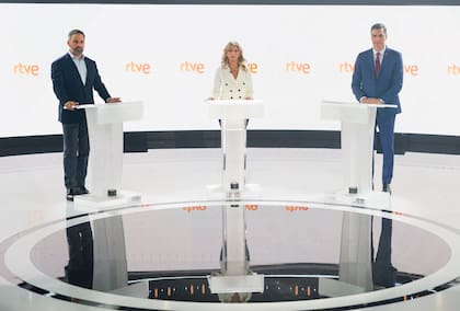 Los candidatos a la Presidencia, Santiago Abascal (Vox); Yolanda Díaz (Sumar), y Pedro Sánchez (PSOE), antes del debate electoral organizado por RTVE.