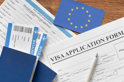 Los candidatos a la visa H1B deben contar con un título universitario o experiencia equivalente en áreas especializadas, además de cumplir con requisitos específicos de certificación y experiencia laboral
