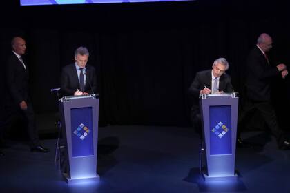 Macri y Fernández, ubicados en sus posiciones. Gómez Centurión y Lavagna caminan a sus lugares