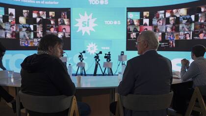 Los candidatos del Frente de Todos Leandro Santoro y Daniel Gollan participaron de una reunión virtual con fiscales en el exterior