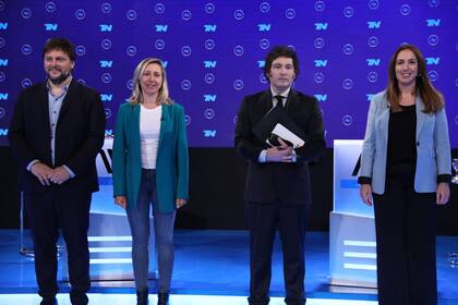 Los candidatos durante el debate porteño
