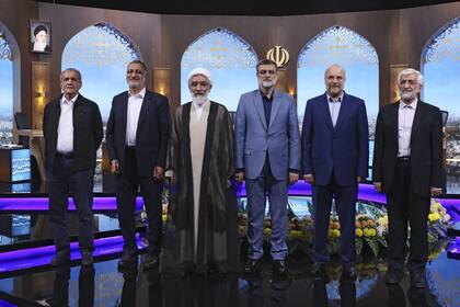 Los candidatos en el debate electoral: Masud Pezeshkian, Alireza Zakani, Mostafa Purmohammadi, Amir Hossein Ghazizadeh Hashemi, Mohammad Bagher Ghalibaf, y Said Jalili  (Morteza Fakhri Nezhad/IRIB via AP)