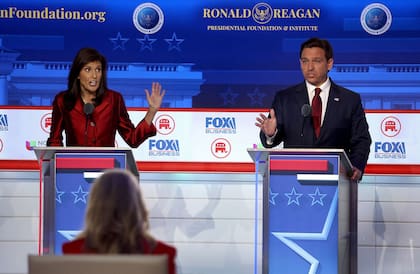 Los candidatos presidenciales republicanos Nikki Haley, exembajadora ante la ONU, y Ron DeSantis, gobernador de Florida, participan en el debate de las primarias republicanas de FOX Business en la Biblioteca Presidencial Ronald Reagan el 27 de septiembre de 2023 en Simi Valley, California. 