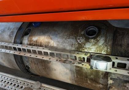 Los canes entrenados señalaron rápidamente el tanque de gasolina del camión