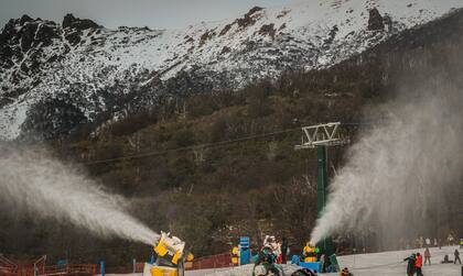 Los cañones generadores de nieve técnica, en acción