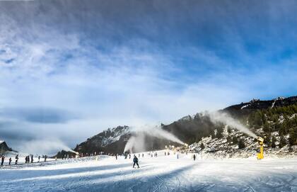 Los cañones generadores de nieve técnica, en acción