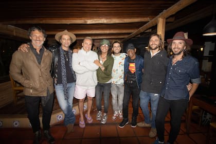 Los cantantes se sacaron una foto con los músicos y otros presentes al terminar el show