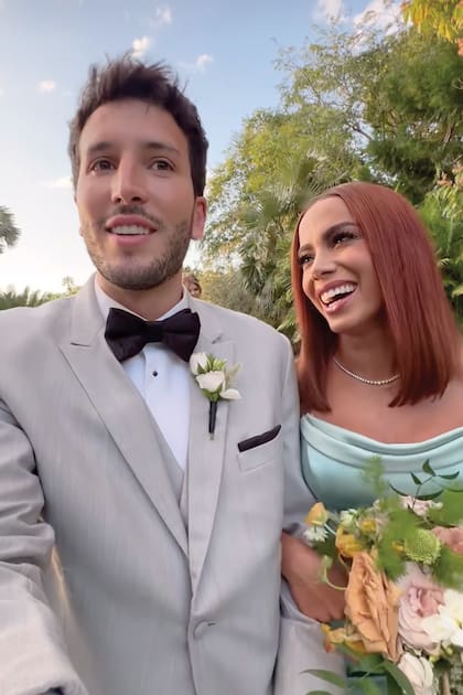 Los cantantes Sebastián Yatra y Anitta caminan hacia el altar como padrino y dama de honor, respectivamente.