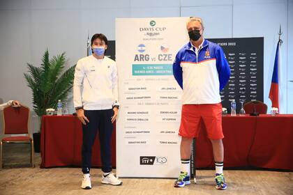 Los capitanes de la Argentina y la República Checa: Guillermo Coria y Jaroslav Navratil.