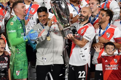 Los capitanes de River, con el trofeo