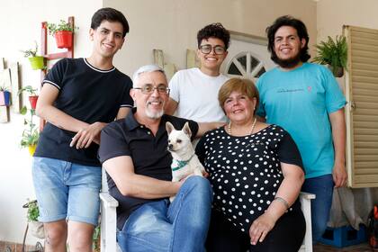 Los Caponio, en su casa de San Miguel de Tucumán. De pie, Marco, Martín y Lucca. Sentados, Alberto, Pinky y Marta. Crédito: Fernando Font/ LA NACION