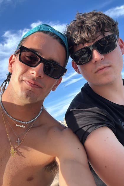 Los caps puestos al revés son un must en sus outfits, lo mismo que las cadenas y las cruces a las que, esta vez, le sumó un collar con el nombre de su mamá.