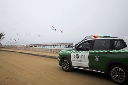 Los carabineros patrullan la costa de Valparaíso para hacer cumplir la evacuación