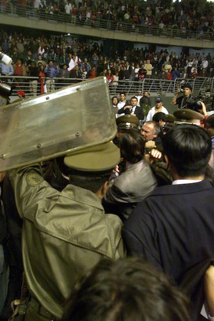 Los carabineros y sus escudos, tratando de proteger a los protagonistas