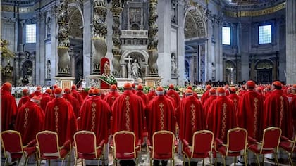 Los cardenales asisten a una misa en memoria del difunto papa Francisco en la Basílica de San Pedro, Roma