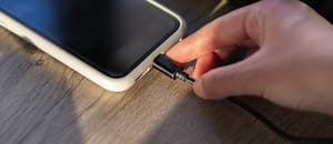 Por qué hay que tener cuidado con este tipo de cargadores del celular