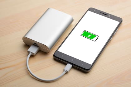 Los cargadores portátiles de celular no se pueden llevar en una maleta facturada en un vuelo de Estados Unidos