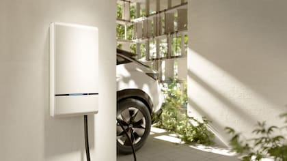 Los cargadores pueden importarse, pero hay que revisar que sea compatible con la red eléctrica de la Argentina