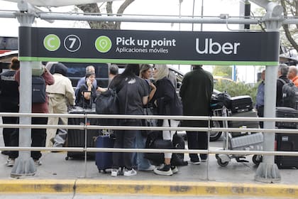 Los carriles de los autos de aplicaciones están claramente delimitados para los pasajeros