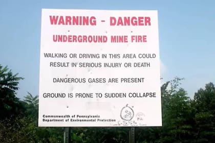 Los carteles advierten a los visitantes que Centralia es un lugar peligroso por los gases tóxicos y por la amenaza de colapso de sus suelos