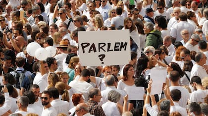 Los carteles con el pedido de diálogo, en la manifestación de ayer en Barcelona