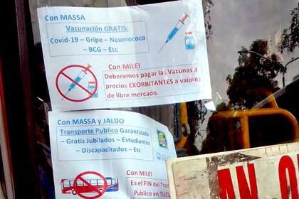 Los carteles con explicativos de campaña pegados en los colectivos a cinco días del balotaje presidencial