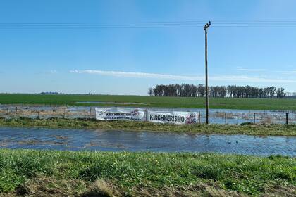 Los carteles con la leyenda "kirchnerismo nunca más" cuelgan en los campos que están a la vera del ruta 7