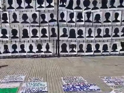 Los carteles con las siluetas de las víctimas de femicidios en las rejas del Congreso