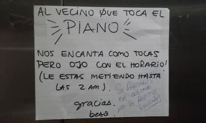 Los carteles con reclamos pegados en los ascensores ya son clásicos que se viralizan en redes sociales