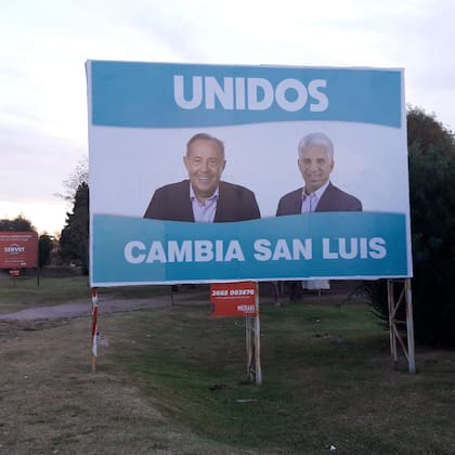 Los carteles de Adolfo Rodríguez Saá y Claudio Poggi que generaron controversia en San Luis