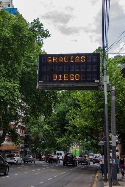 Los carteles de la Ciudad de Buenos Aires le agradecieron a Diego Maradona toda su magia en la cancha de fútbol