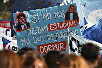 Los carteles de la marcha universitaria contra Milei y Caputo, en una manifestación en Mar del Plata