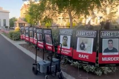 Los carteles dicen "arrestado" y el motivo de la detención, aunque no el nombre de los migrantes