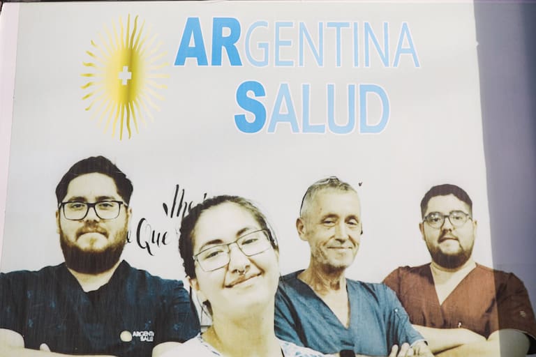 Los carteles en la fachada de Argentina Salud